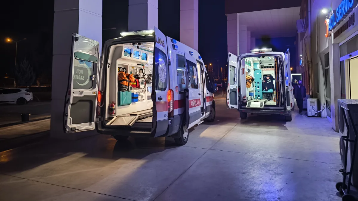 Motosiklet anne ve 2 çocuğuna çarptı