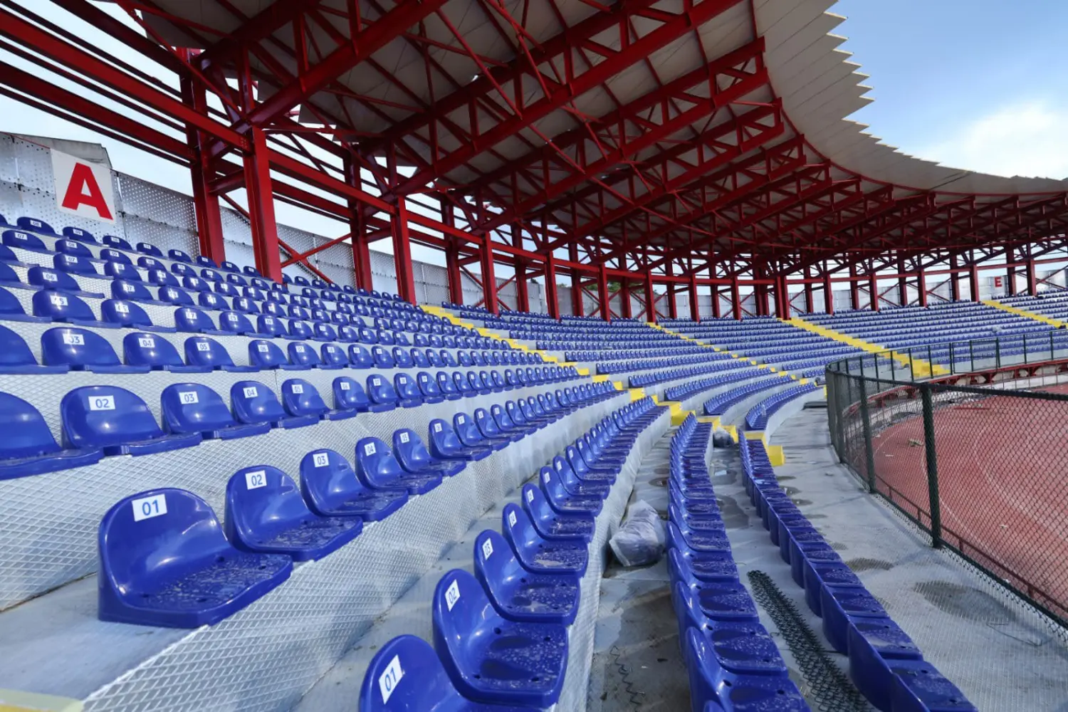 Vali Akkoyun kale arkasını tribünü çalışmalarını inceledi