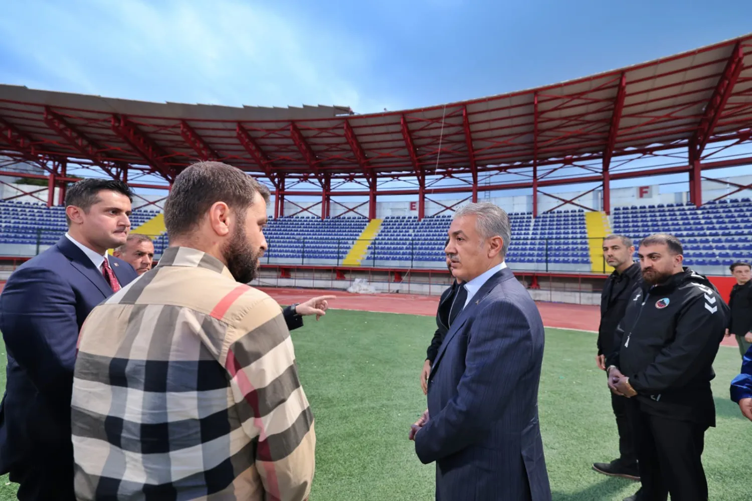 Vali Akkoyun kale arkasını tribünü çalışmalarını inceledi