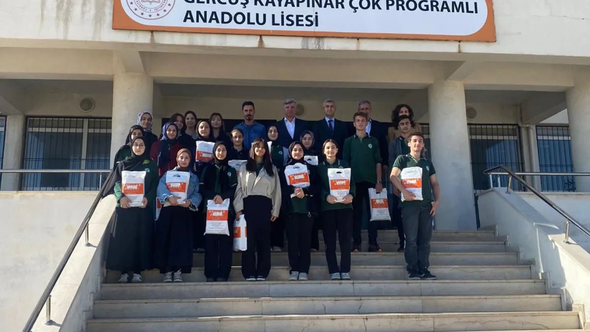 Kayapınar Belediye Başkanı Özhan'dan üniversiteye hazırlanan öğrencilere kitap desteği