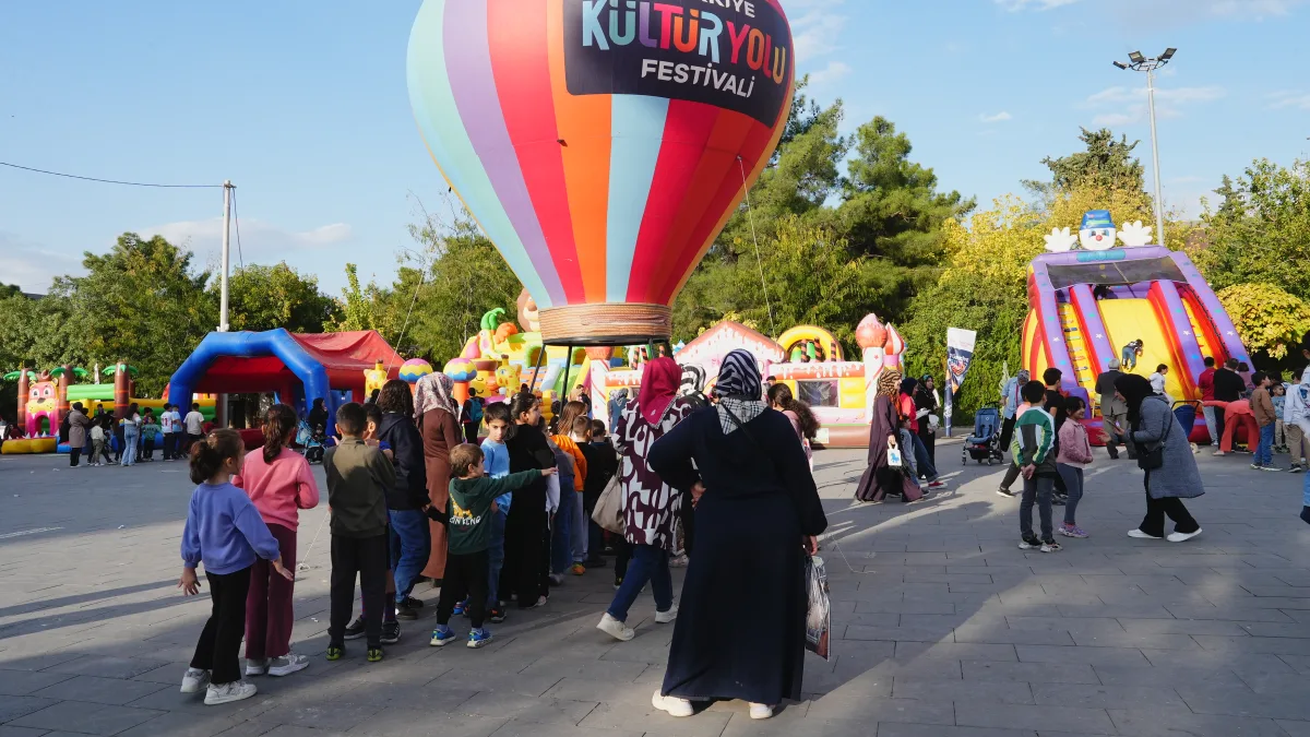 Festivalde minikler eğlenceye doydu