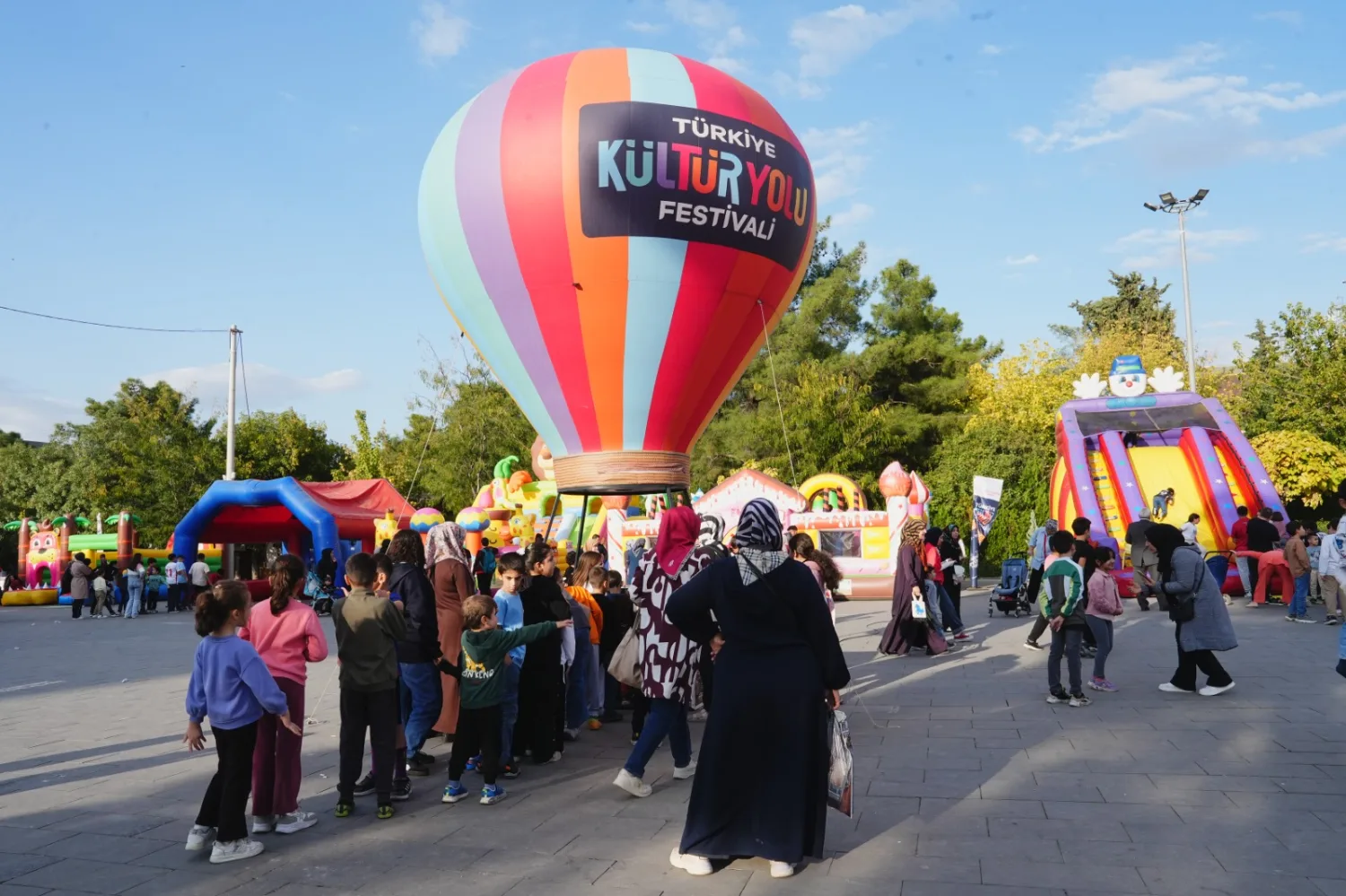 Festivalde minikler eğlenceye doydu