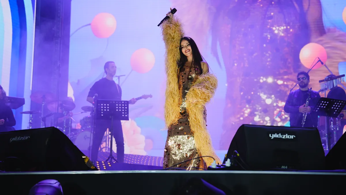 Simge’den Mardinlilere sürpriz türkü: Konserde coşku zirveye çıktı