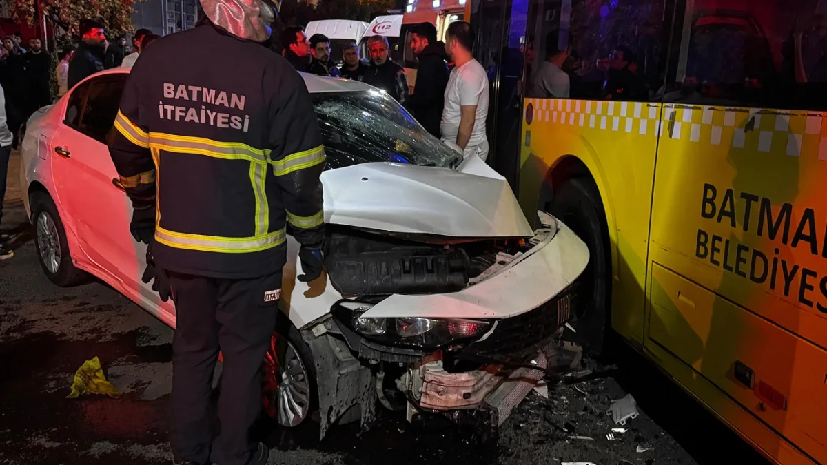 Batman'da otomobil belediye otobüsüne çarptı: 2 yaralı