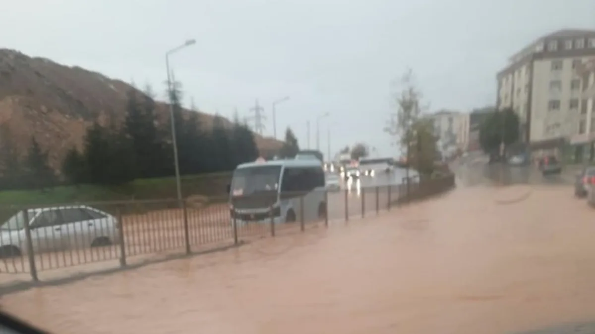 İstanbul’da sağanak alarmı: Yollar su altında kaldı