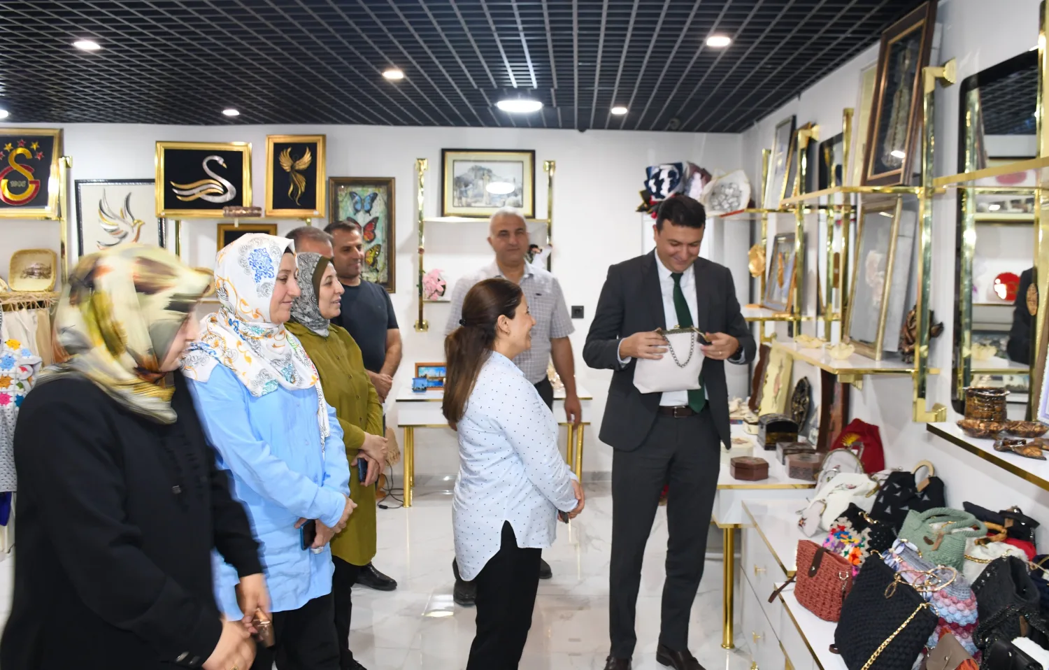 Kaymakam Temurci el emeği ürünleri inceledi