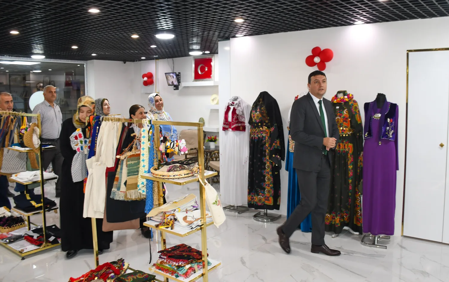 Kaymakam Temurci el emeği ürünleri inceledi
