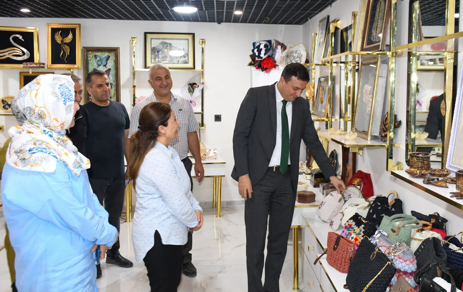 Kaymakam Temurci el emeği ürünleri inceledi