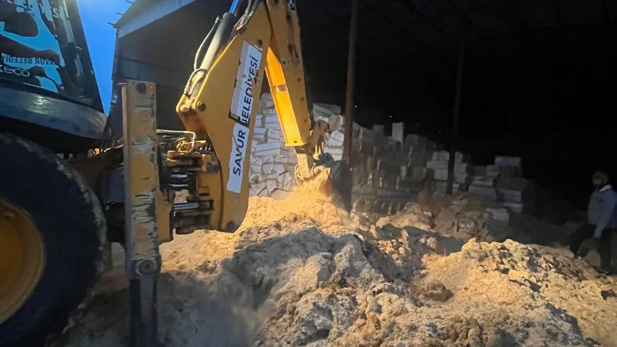 Savur’da hayvan çiftliğinde çıkan yangına belediye ekiplerinden destek